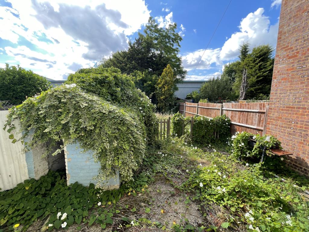 Lot: 6 - TWO-BEDROOM HOUSE FOR REFURBISHMENT WITH POTENTAL - 